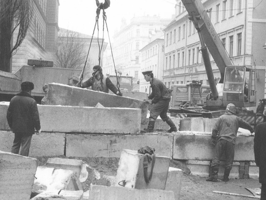 Barikāžu celšana pie Latvijas Republikas Augstākās Padomes ēkas.