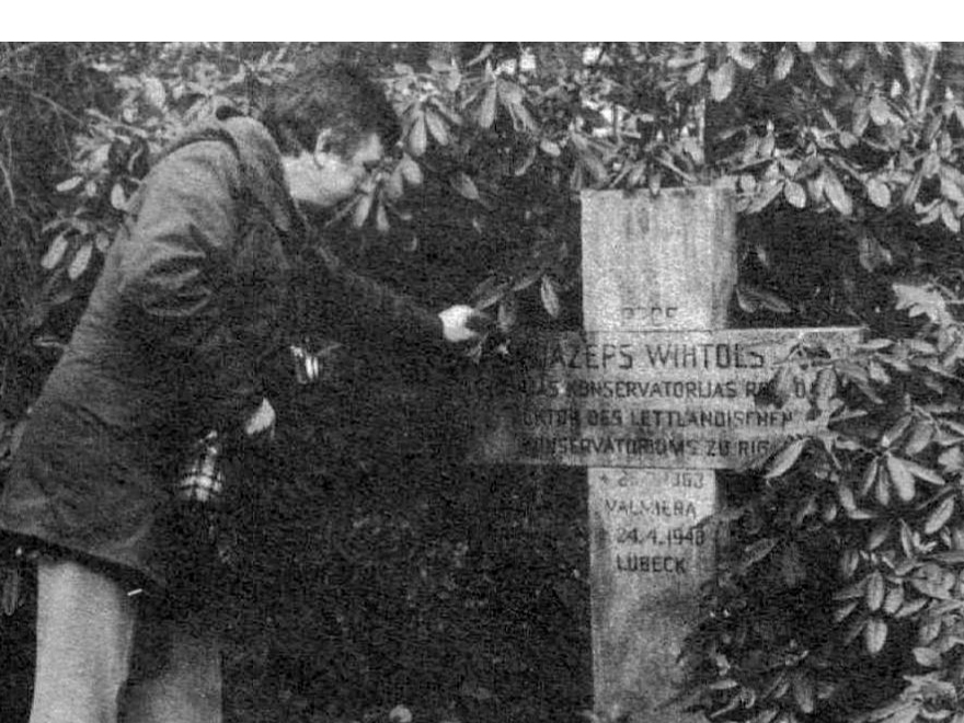 Trimdas izdevumi vēsta, ka Raimonds Pauls 1979. gadā kļuva par pirmo mūziķi no okupētās Latvijas, kurš nolika ziedus 1948. gadā mirušā komponista Jāzepa Vītola atdusas vietā Lībekas Forverka kapos.