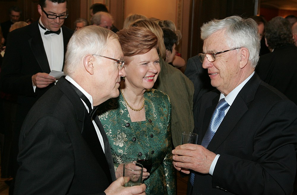 Raimonds Pauls 2005. gadā Lielās mūzikas balvas pasniegšanas ceremonijā kopā ar Valsts prezidenti Vairu Vīķi-Freibergu un Imantu Freibergu.