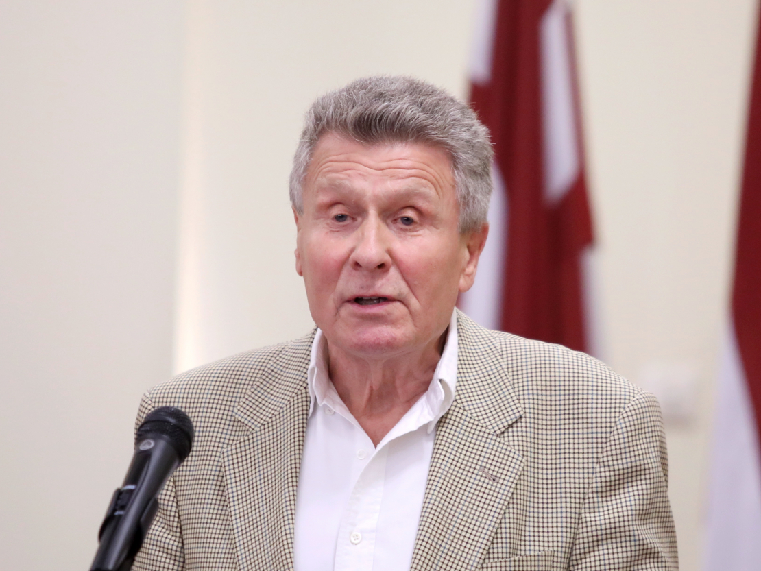 Apgāda "Zelta Ābele" pārstāvis un Kārļa Goppera mazdēls Kārlis Goppers.