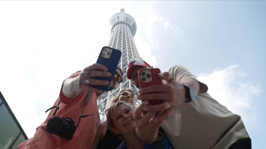 "Četri uz koferiem" Tokijā.