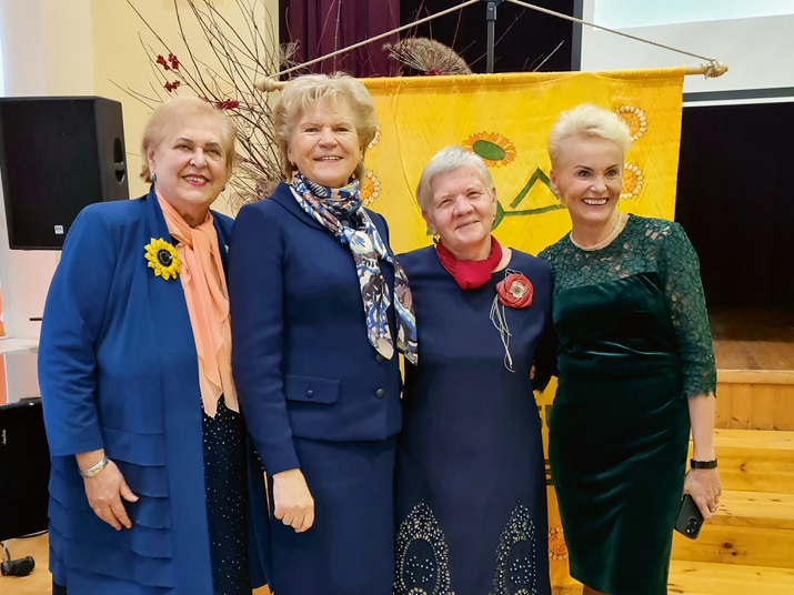 Pirms 25 gadiem un arī tagad lauku sievietes darboties mudina un iedrošina (no kreisās): LBTU profesore Baiba Rivža, raidījuma "Savai zemītei" vadītāja, žurnāliste Daina Bruņiniece, bijusī Latvijas Lauku konsultāciju un izglītības centra Bauskas biroja vadītāja Eleonora Maisaka, uzņēmēja un Saeimas deputāte Aiva Vīksna.