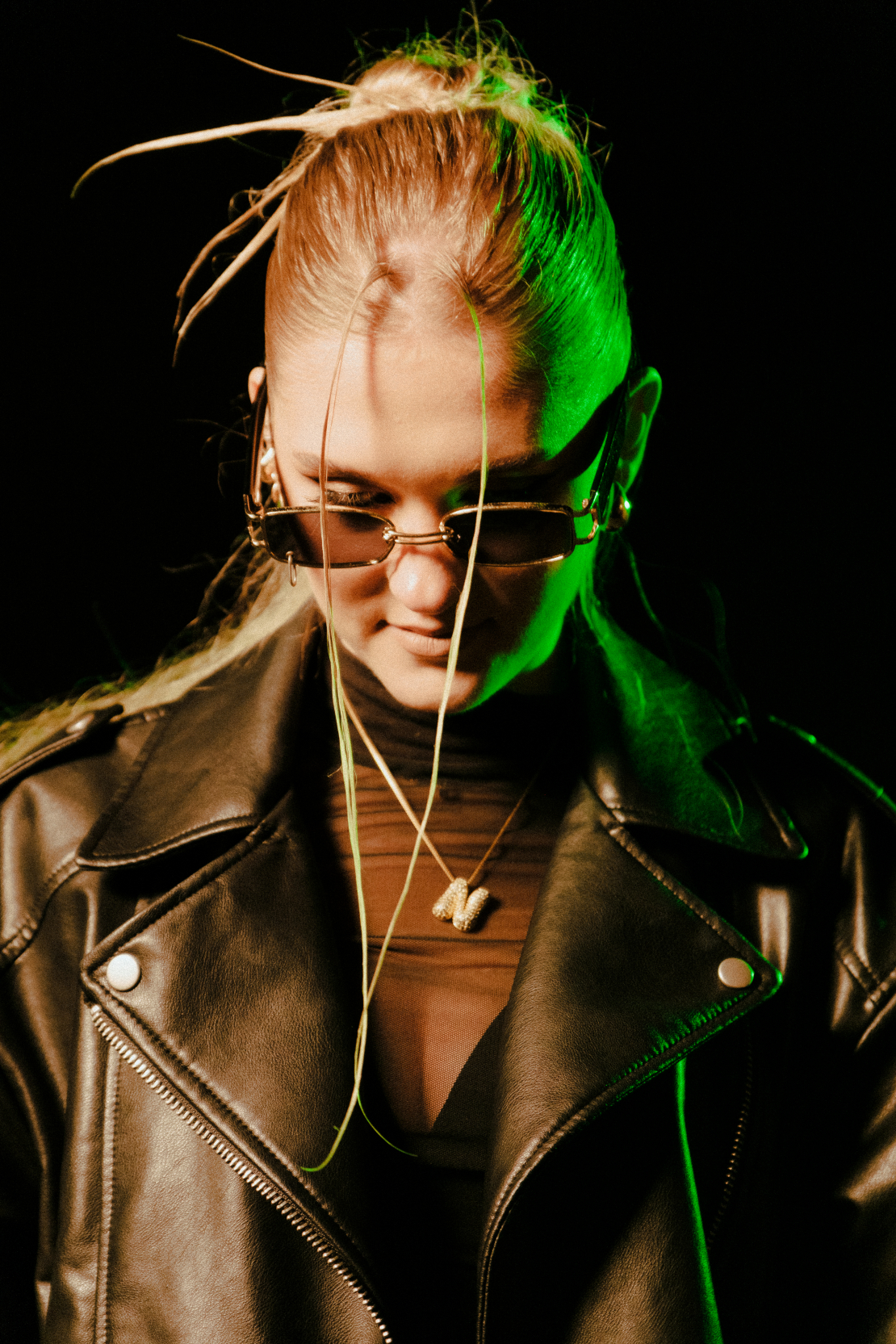 Mūzikas izpildītāja DEI videoklipa filmēšanas laikā.