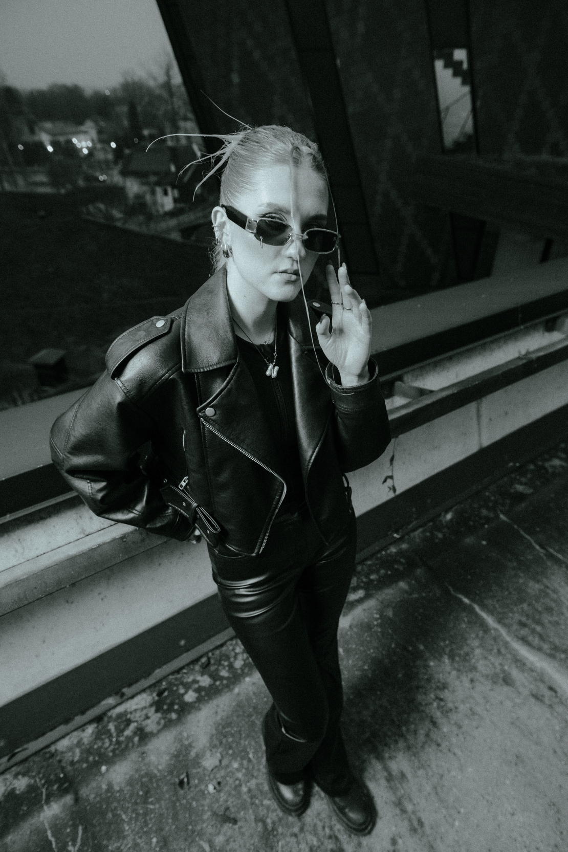 Mūzikas izpildītāja DEI videoklipa filmēšanas laikā.