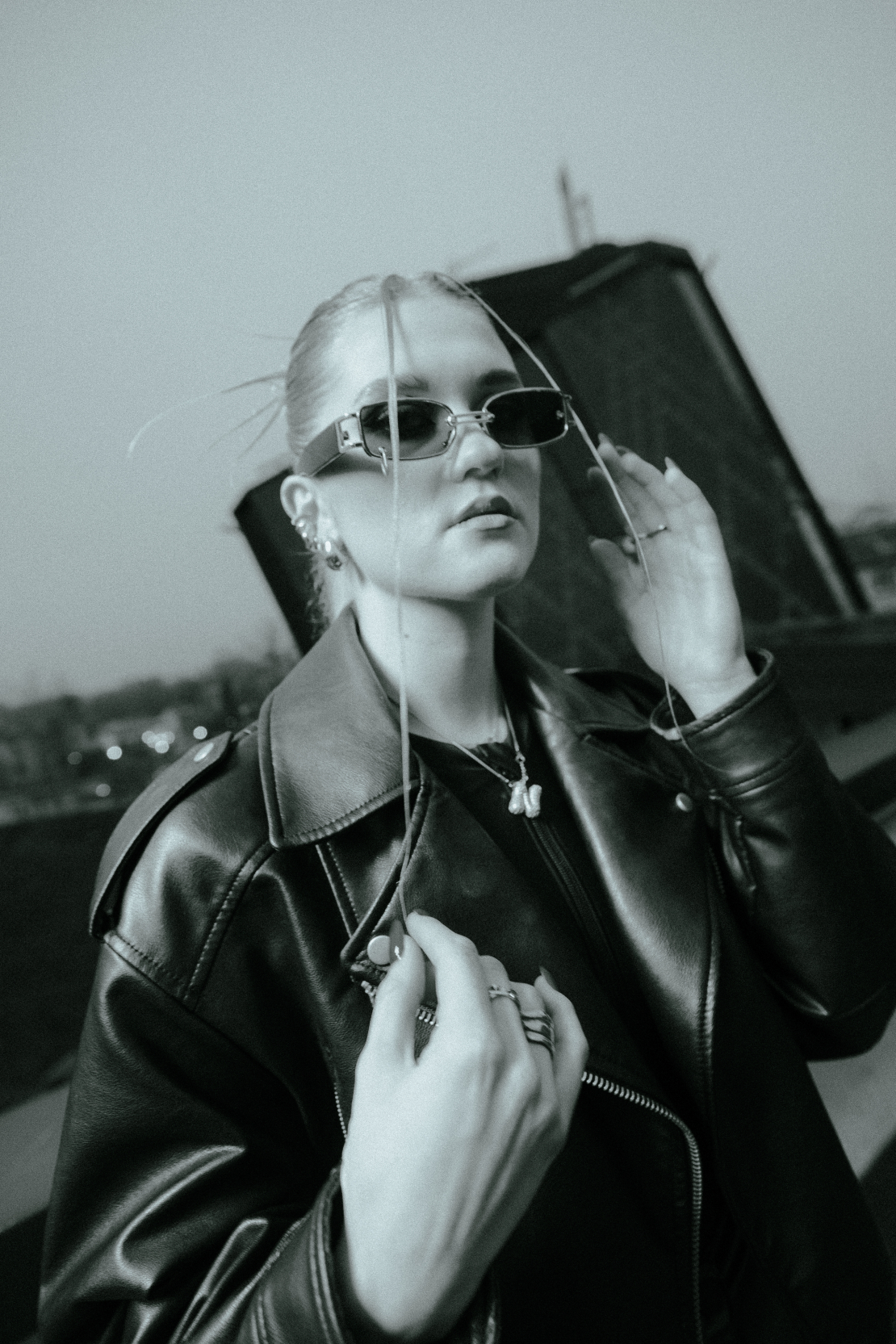 Mūzikas izpildītāja DEI videoklipa filmēšanas laikā.