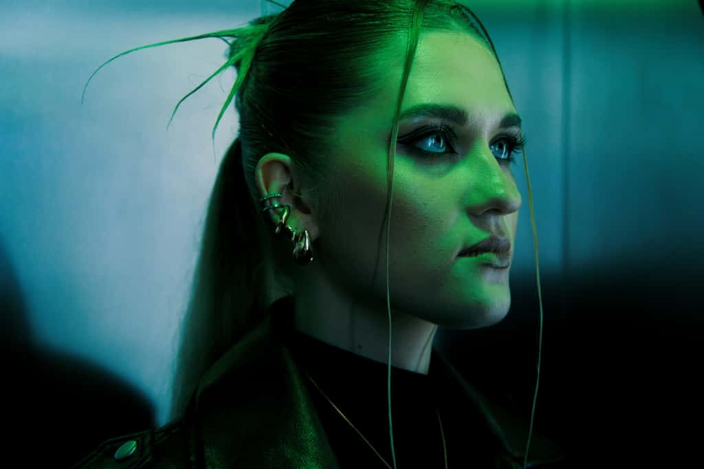 Mūzikas izpildītāja DEI videoklipa filmēšanas laikā.