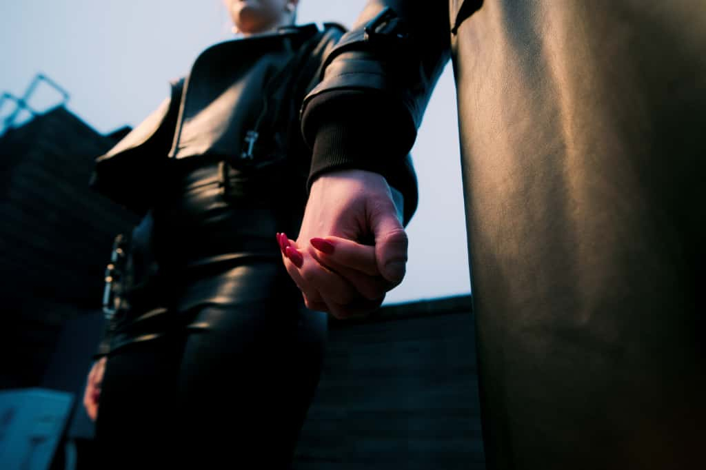 Mūzikas izpildītāja DEI videoklipa filmēšanas laikā.