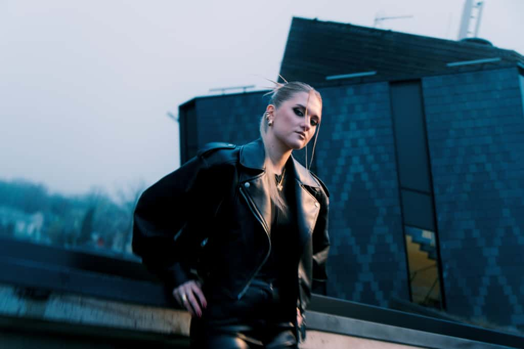 Mūzikas izpildītāja DEI videoklipa filmēšanas laikā.