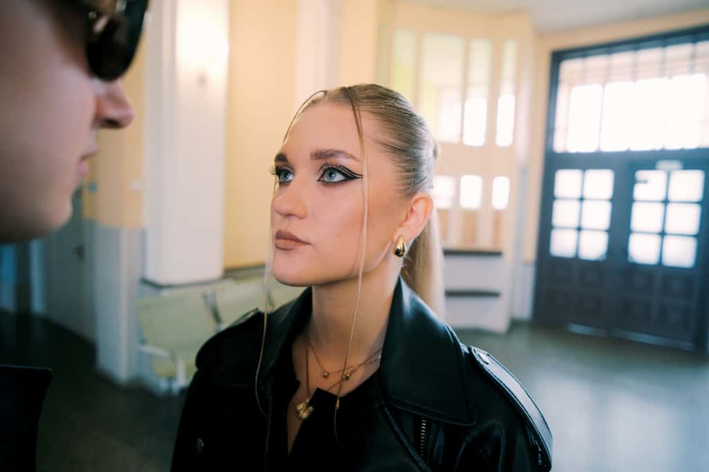 Mūzikas izpildītāja DEI videoklipa filmēšanas laikā.