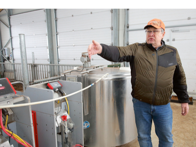 Jānis Freimanis: "Esam sagatavojuši projektu vēl četru slaukšanas robotu pirkumam un ganāmpulka paplašināšanai par 200 slaucamajām govīm." Attēlā: "Vec-Kurmjos" tiešām domā par ražošanas automatizāciju – pienu no robotiem pa carulēm sūknē uz teļu piena dzesētāju.