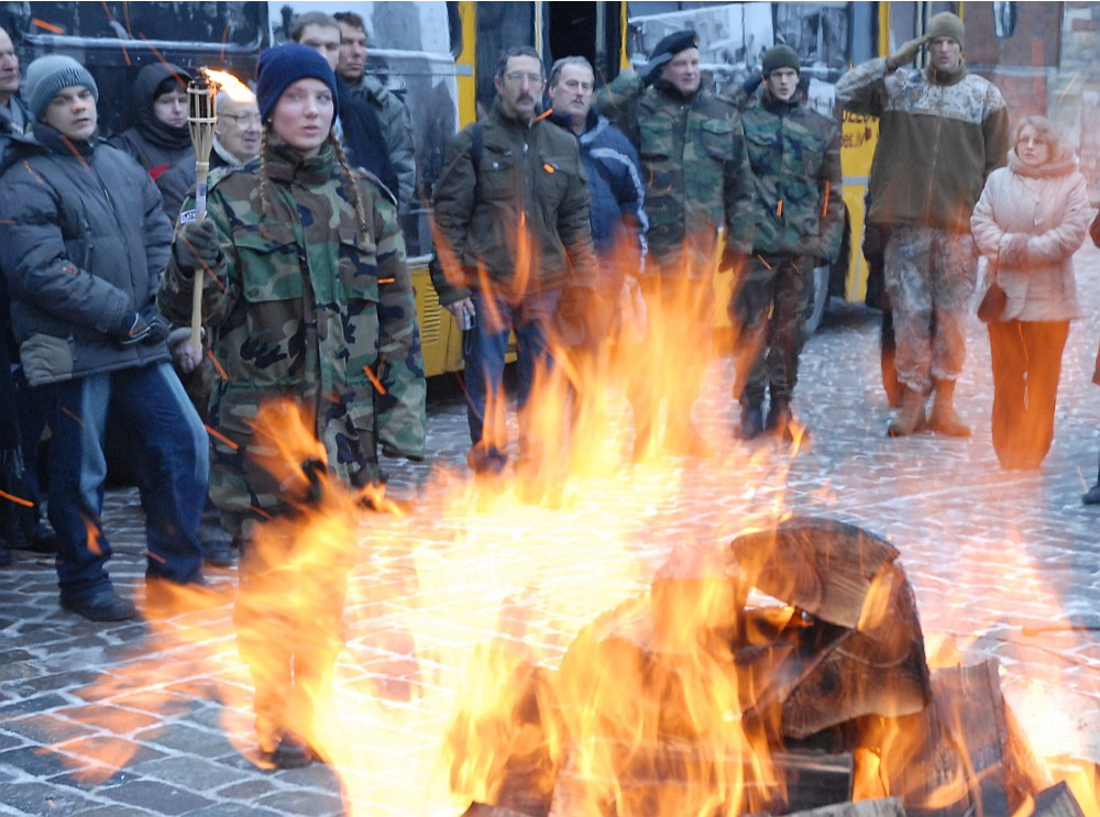 Rīgā Doma laukumā katru gadu janvārī tiek iedegts barikāžu piemiņas ugunskurs.
