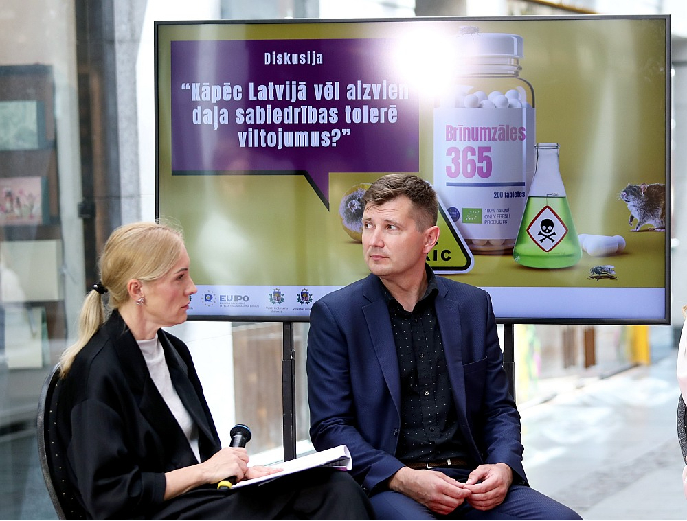 Veselības inspekcijas Farmācijas departamenta vadītājs Rihards Burmistris pretviltojumu kampaņas atklāšanas pasākumā pagājušā gada vasarā Rīgā.