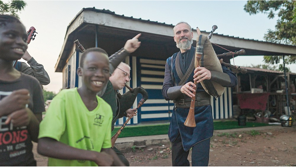 "Auļi" vēlējušies izpētīt – kāda tautas mūzika ir citām tautām, kas mums ir līdzīgs, kas atšķirīgs, un secina – "kad nonākam līdz cilvēciskajam momentam, tad mums visiem ir daudz vairāk kopīgā nekā atšķirīgā".