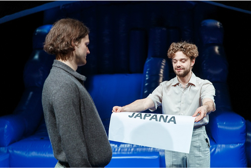 Kārlis Dzintars Zahovskis (no labās) pēc Andra Kalnozola romāna motīviem veidotajā Valmieras teātra izrādē "Kalendārs mani sauc".