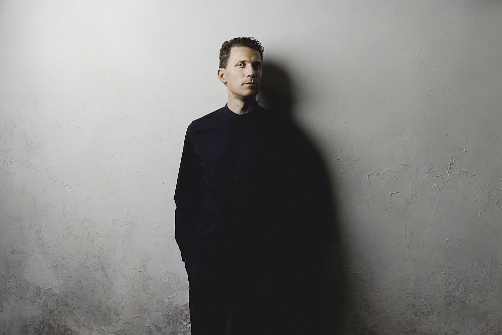 Svētdien, 18. janvārī, pianista Reiņa Zariņa jaunajā soloprogrammā "Perts un viņa brāļi" līdzās Arvo Perta un viņa domubiedru mūzikai pirmoreiz skanēs arī divu latviešu komponistu jaundarbi, kas tapuši kā 90. dzimšanas dienas dāvana Arvo Pertam.