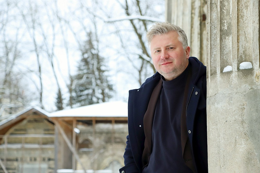 Dāvis Sīmanis: "Ja patiesi būtu izgudrotas kvalitatīvu dzīvi būtiski pagarinošas zāles, tās uzreiz noslāņotu sabiedrību. Bagātā elite dzīvotu ļoti ilgi, kamēr vairums to nevarētu atļauties."