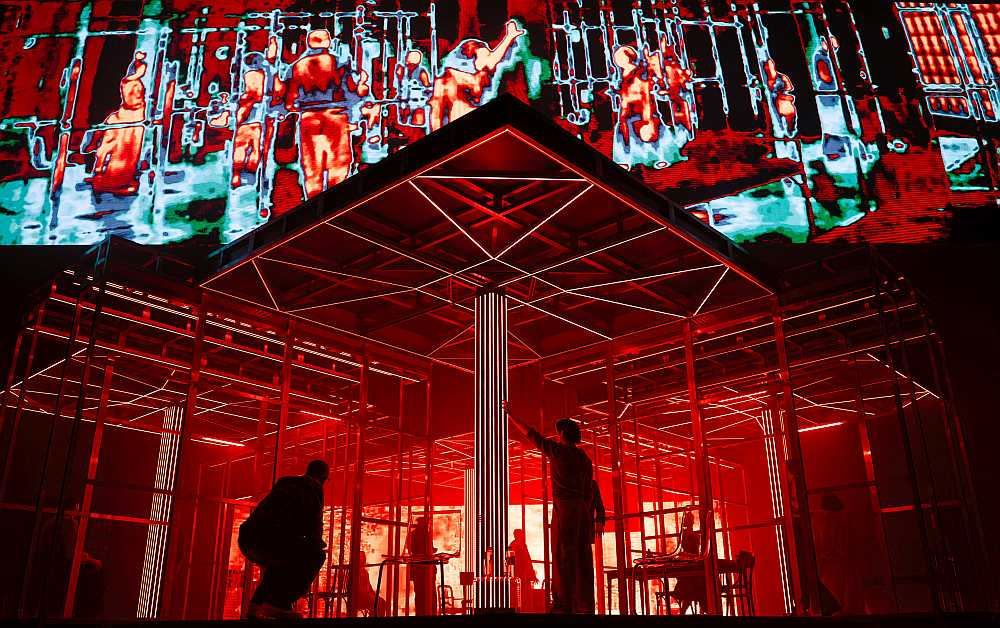 Skats no Dailes teātra visu laiku dārgākā iestudējuma – Lukaša Tvarkovska izrādes "Orākuls".