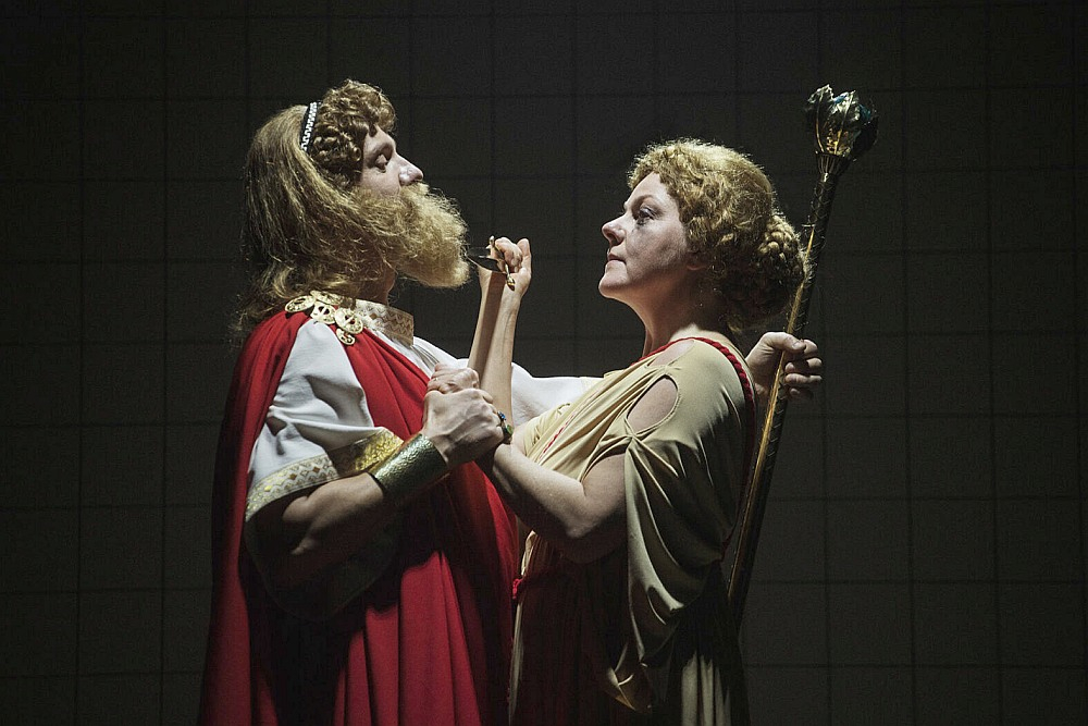 Māra Mennika – Mēdejas lomā, Mārtiņš Liepa – Aigejs – Atēnu valdnieks.