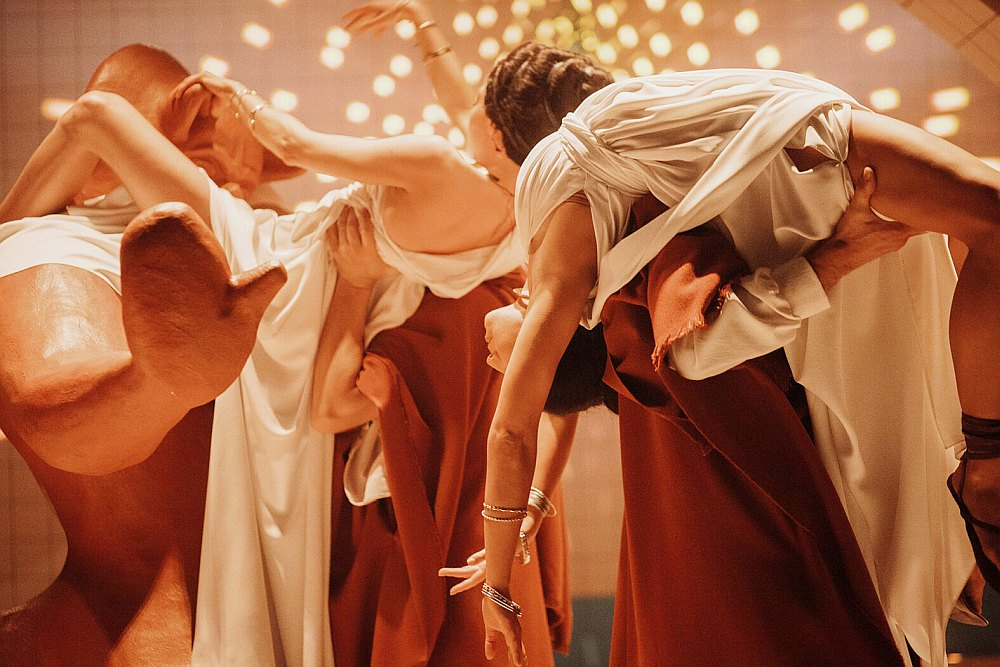 Dejotāju–aktieru – ķermeņi savijas jutekliskā rituālā ap erotiskām skulptūrām.