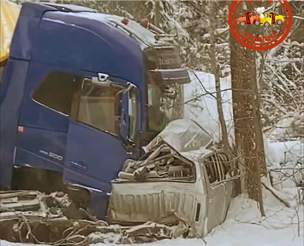 Pēc sadursmes ar kravas auto automašīna "Toyota Hilux" tika burtiski saplacināta un trīs vīrieši gāja bojā.