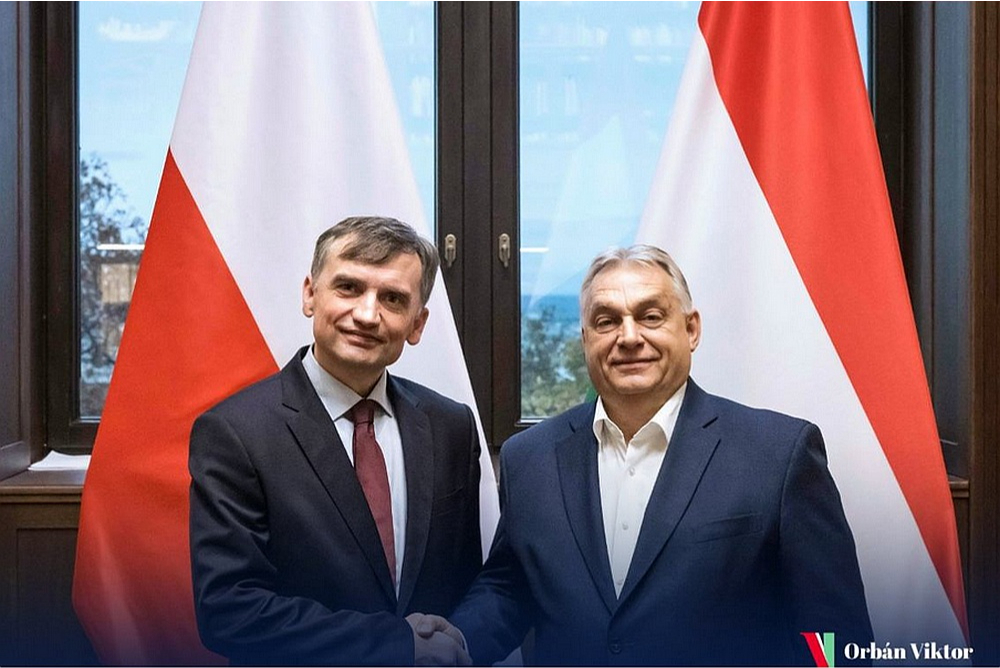 Polijas tieslietu eksministrs Zbigņevs Zjobro (no kreisās) un Ungārijas premjers Viktors Orbāns. Zjobro nav pirmais augsta ranga poļu politiķis, kurš dzimtenē apsūdzēts noziegumos, bet patvēries Orbāna Ungārijā.