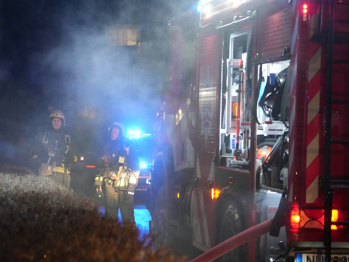 Ugunsdzēsēji ugunsgrēka likvidēšanas laikā. Ilustratīvs attēls.