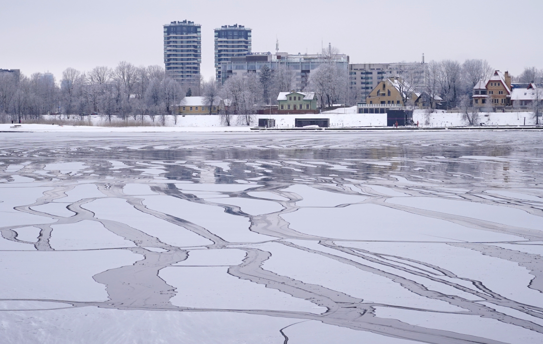 Daugava ziemā pie Rīgas pasažieru ostas.