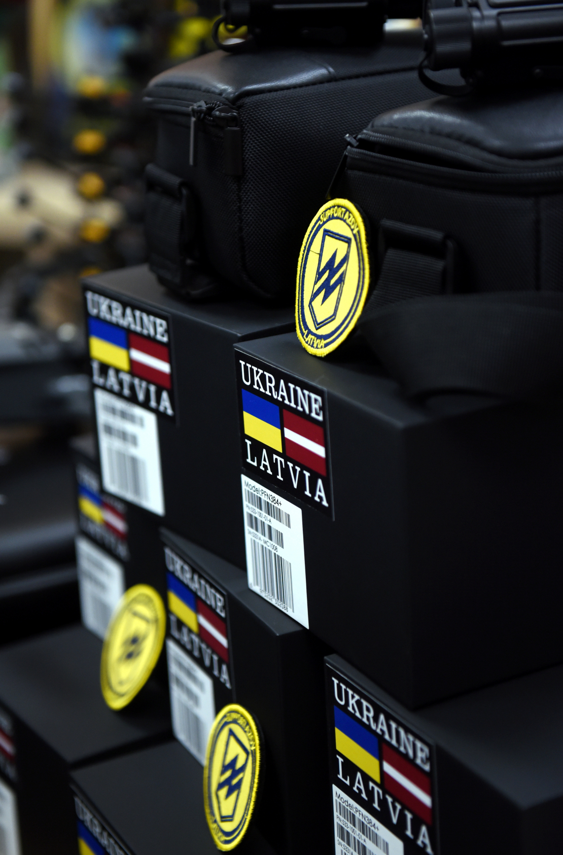 "Ziedot.lv" birojā notiek pasākums, kurā "Ziedot.lv" kopā ar "Support AZOV Latvia" nogādā sūtījumu Ukrainas AZOV 12. speciālo uzdevumu brigādei, kas iegādāta par Latvijas iedzīvotāju un uzņēmumu ziedojumiem.