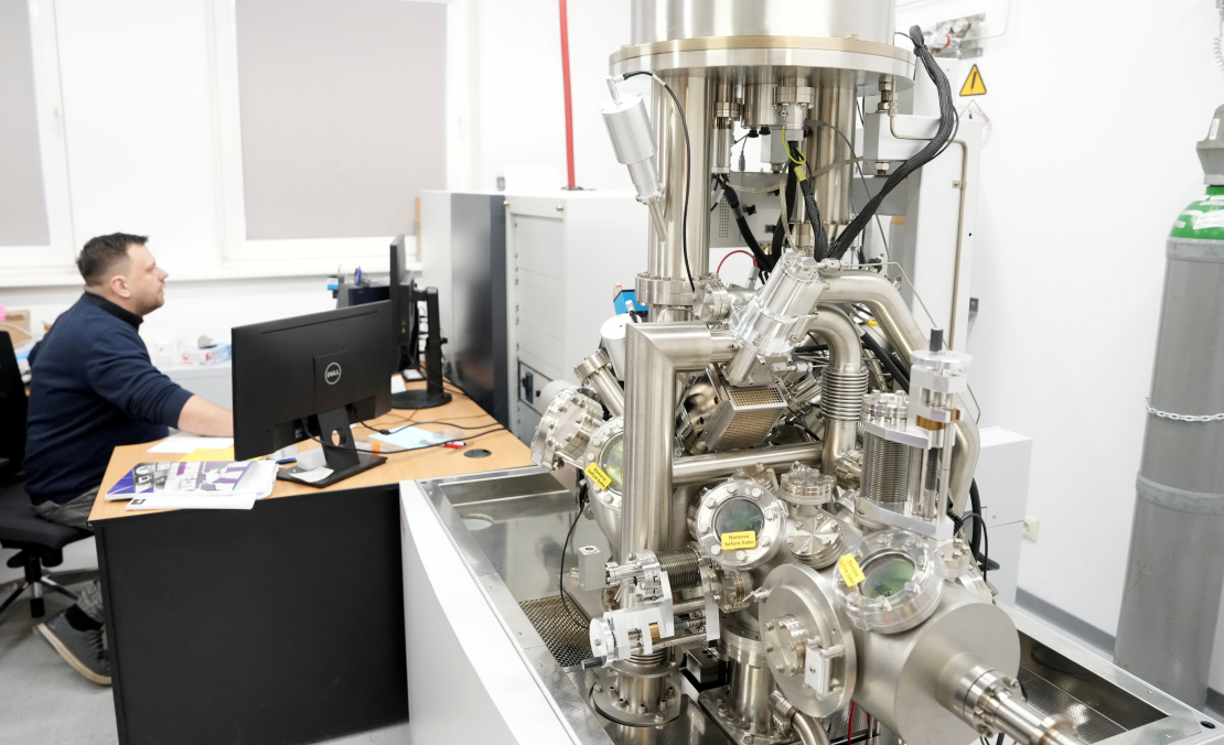 Latvijas Universitātes (LU) Cietvielu fizikas institūta projektu vadītājs Anatolijs Šarakovskis piedalās LU Cietvielu fizikas institūta rīkotajā mediju pasākumā, kurā demonstrē institūta tehnoloģijas un prototipus.