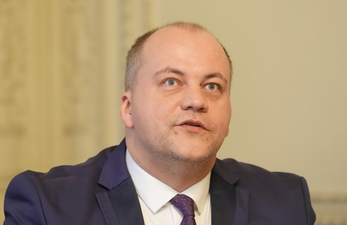 Diriģents Atvars Lakstīgala piedalās preses konferencē, kurā paziņo "Lielās mūzikas balvas" nominantus.