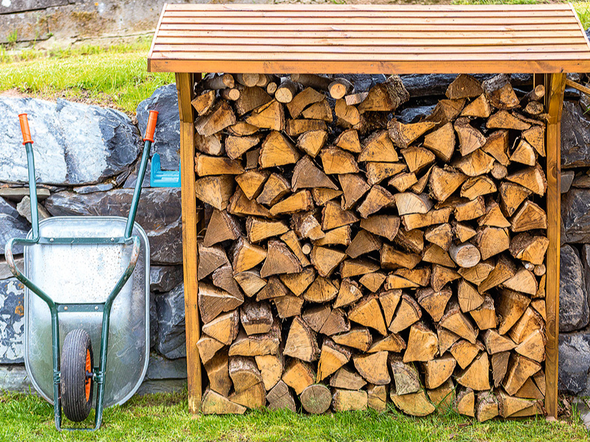 Brīvstāvoša malkas nojume,