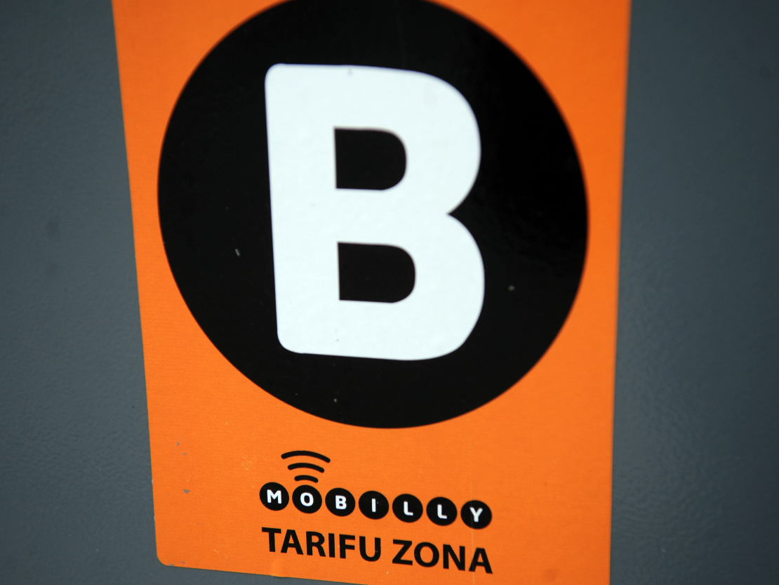 Autostāvvietu maksas automāts.