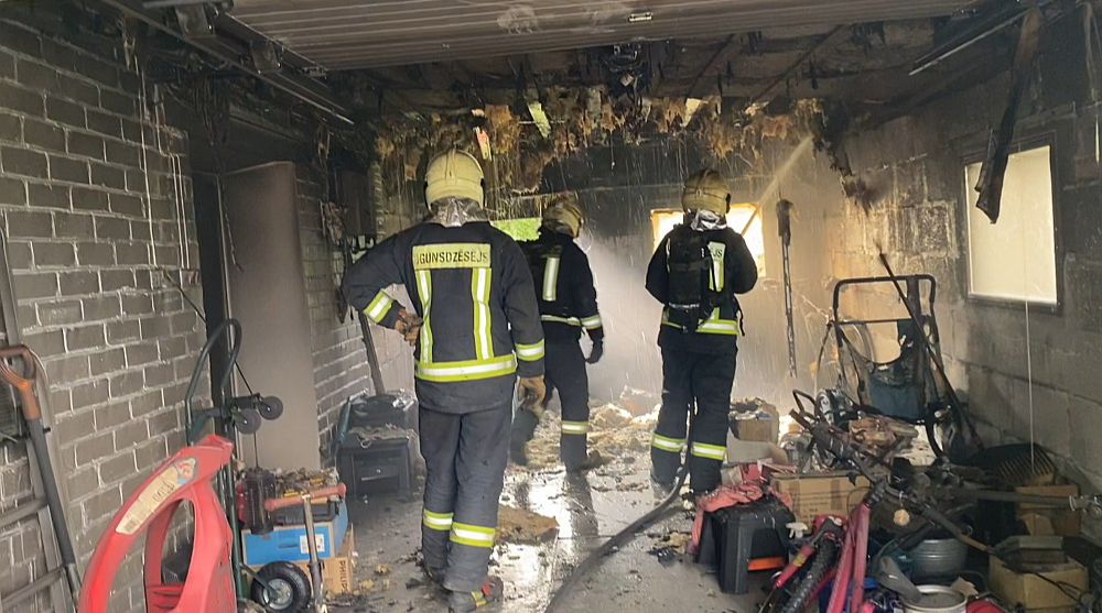 Redzami sadegušie griesti un konstrukcijas pēc bērnu elektromobiļa aizdegšanās.