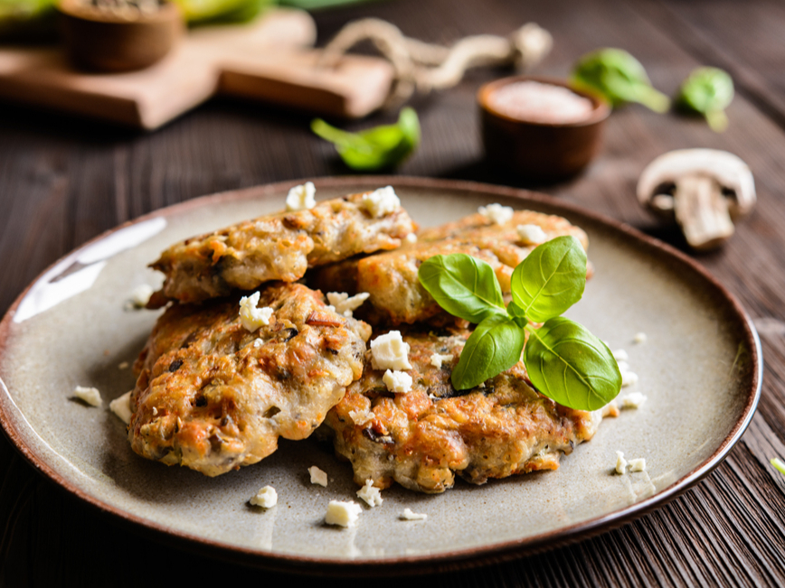 Zirņu miltu pankūkas ar sēņu pildījumu.