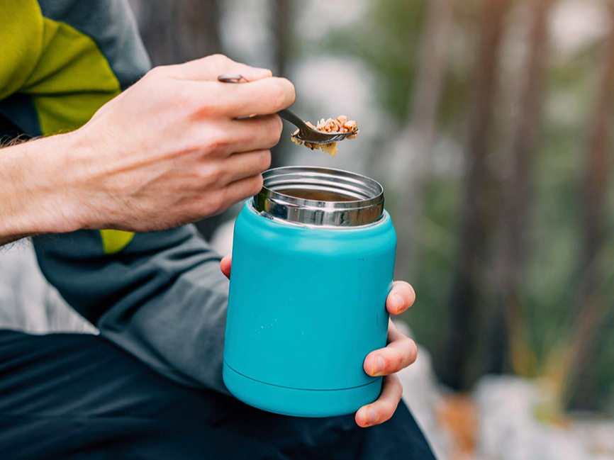 Lai saprastu, cik ietilpīgu termosu pirkt, jānovērtē ierastās pusdienu porcijas lielums (parasti 500–700 ml).