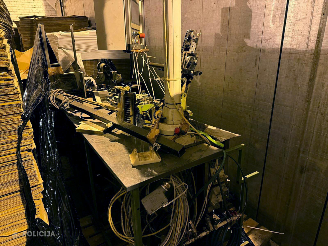 Nelegāla cigarešu ražotne.