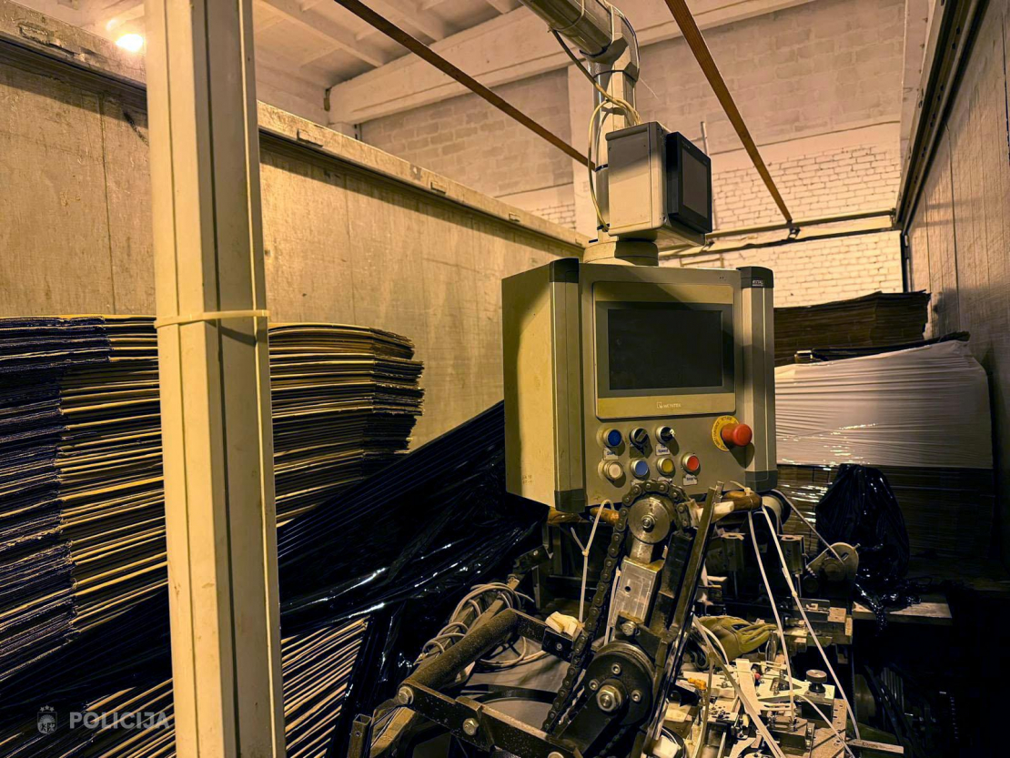 Nelegāla cigarešu ražotne.