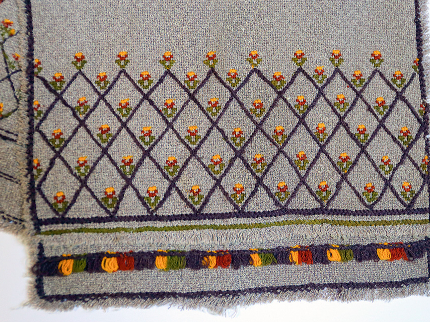 Šalle izšūta no veikalā pirkta auduma dēlam ap 1955. gadu (TNMM 26572).