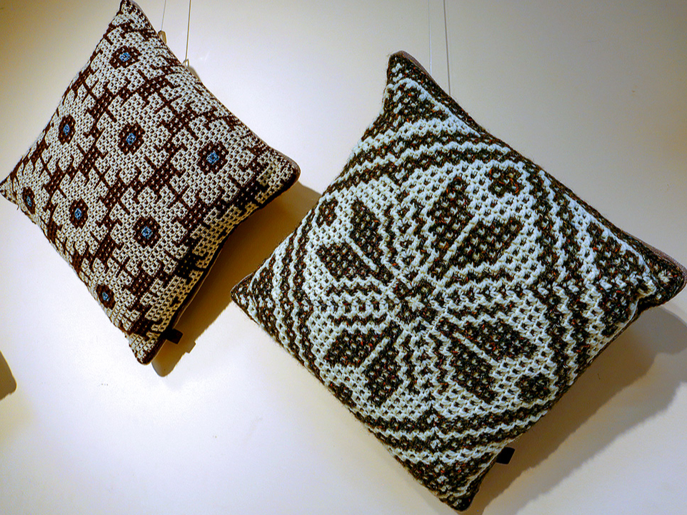 Darbi mozaīktamborēšanas tehnikā.