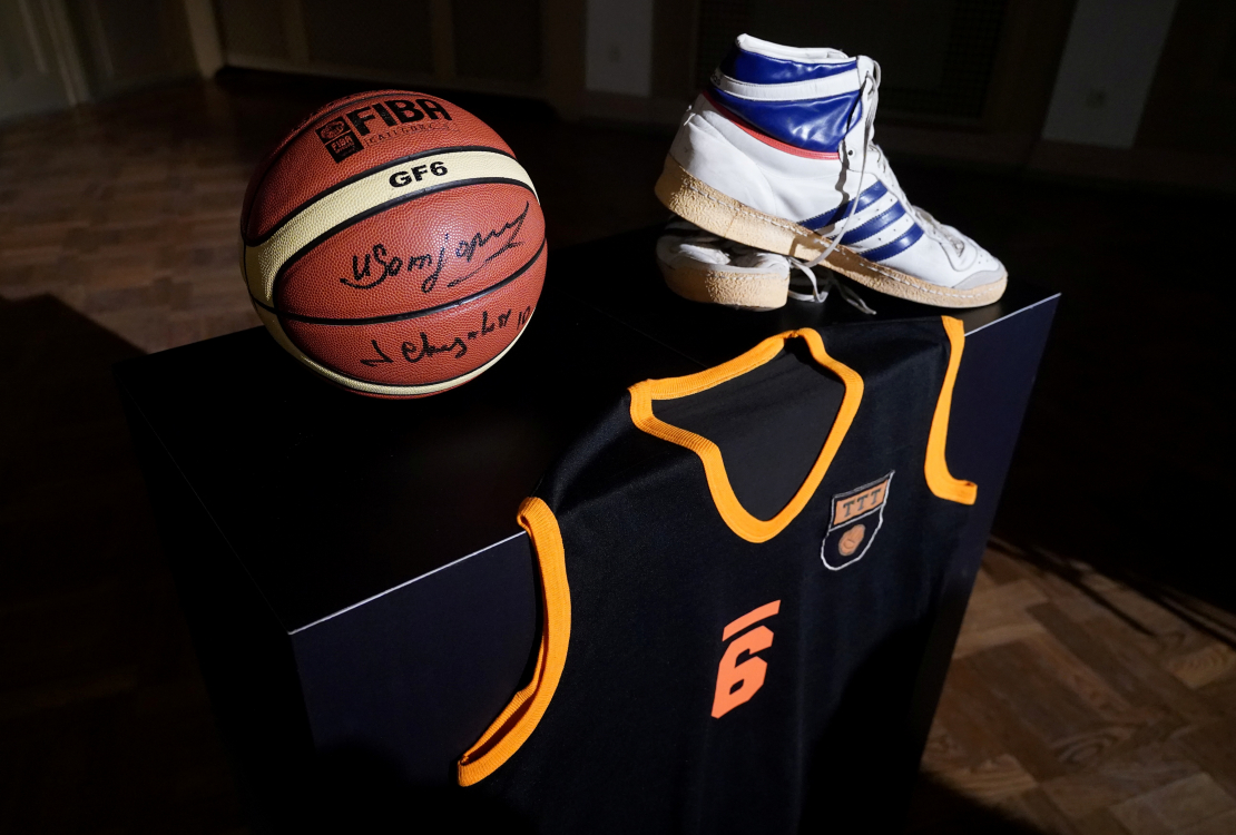 Atvadās no basketbolistes Uļjanas Semjonovas.