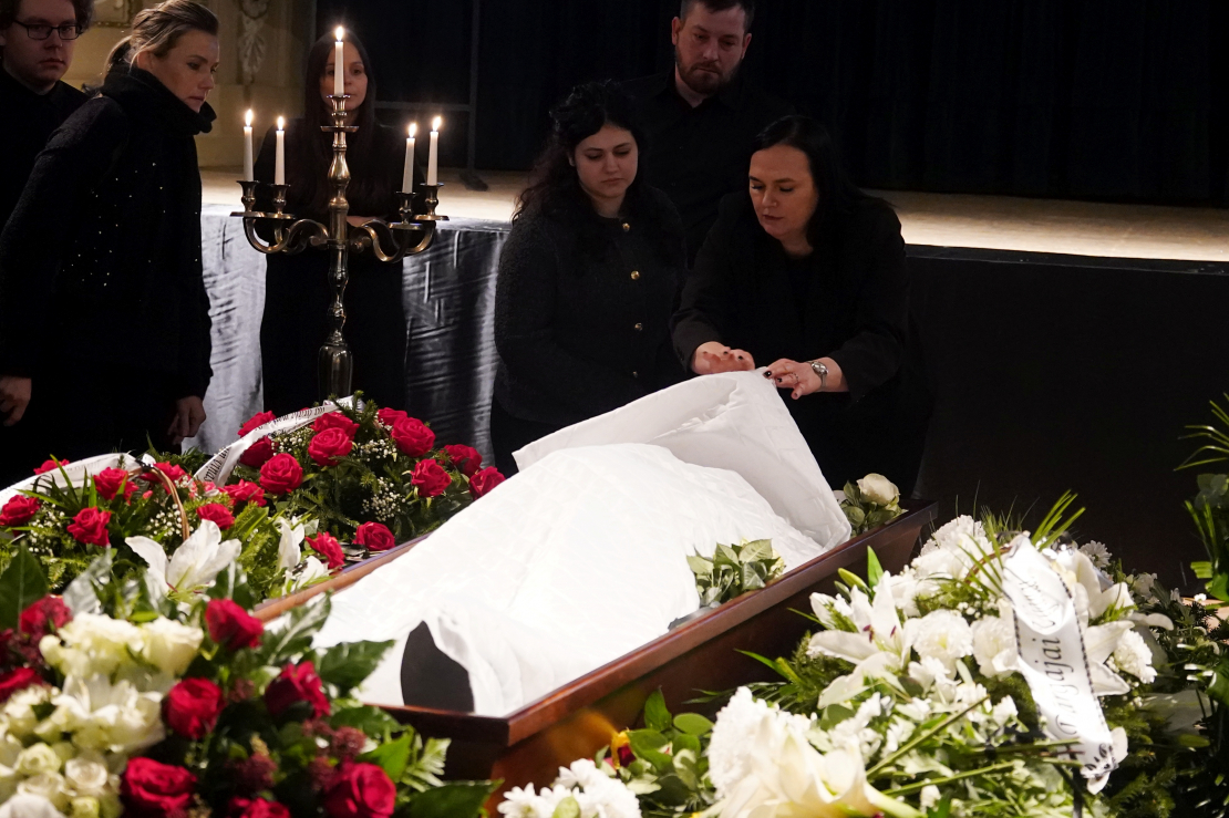 Atvadās no basketbolistes Uļjanas Semjonovas.