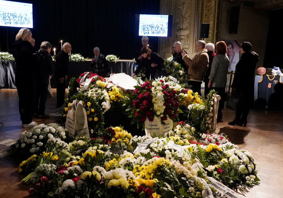 Atvadās no basketbolistes Uļjanas Semjonovas.