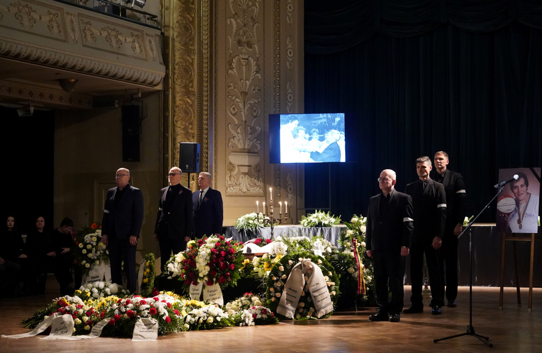 Atvadās no basketbolistes Uļjanas Semjonovas.