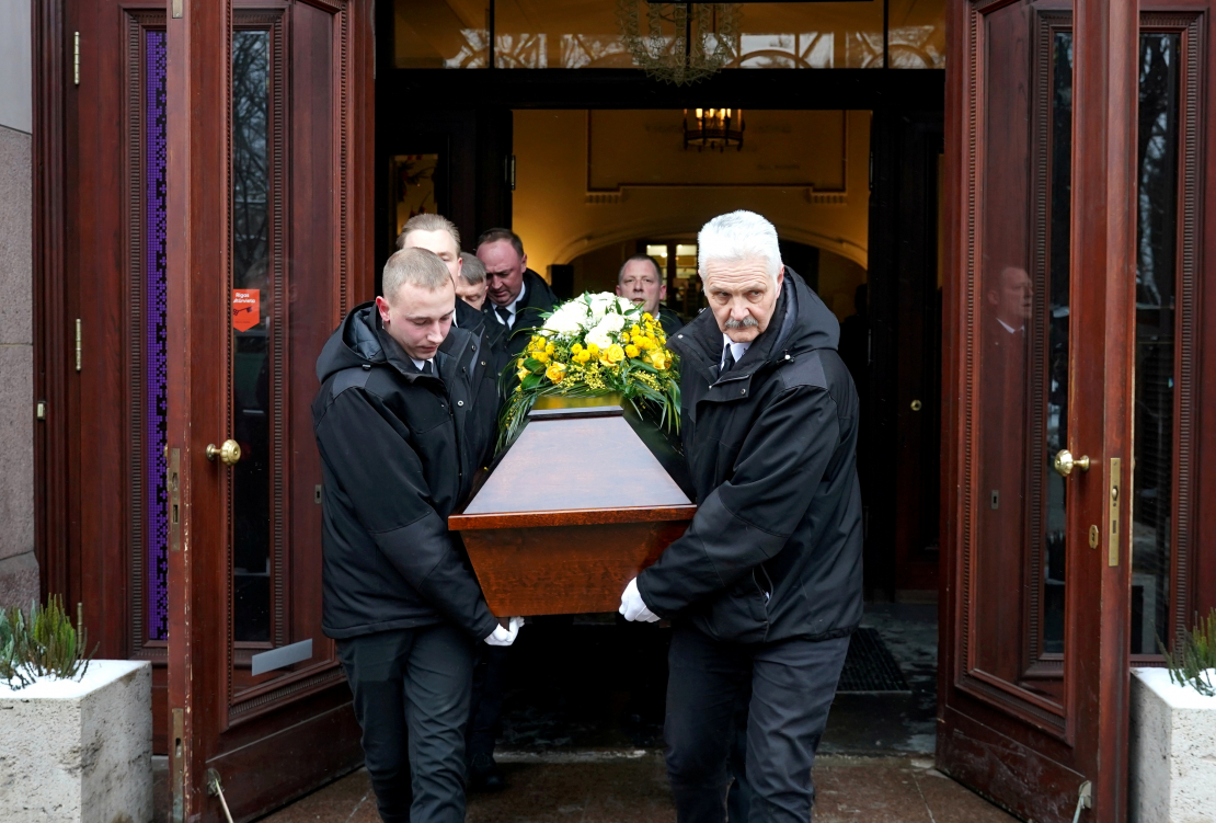 Atvadās no basketbolistes Uļjanas Semjonovas.