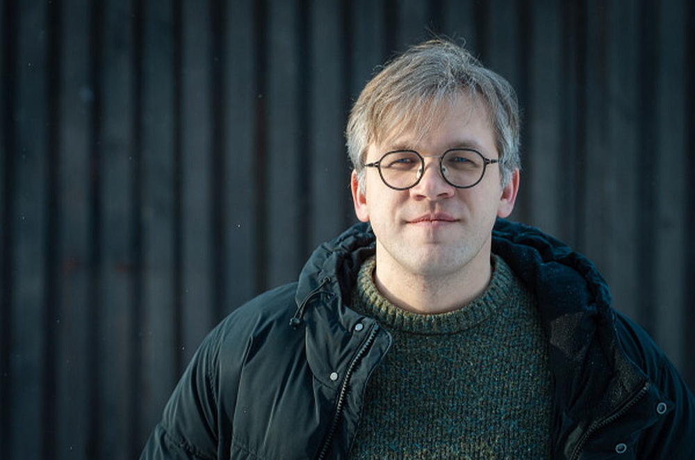 Valters Sīlis: "Jā, Liepājas teātra iestudējums savā ziņā ir mūsu laika portretējums, jo galvenokārt jau pasauli ap mums rada tie, kuru darbs ir strādāt ar citiem cilvēkiem."