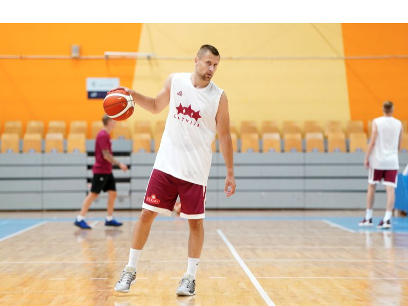 Mārtiņam Laksam tikai vienā no 16 sezonām profesionāļa karjerā tālmetienu precizitāte bijusi zem 40 procentiem, vēl vienā bija tuvu tam (39,2). Polijā viņa dotības novērtē, šī būs jau piektā sezona šajā valstī divos piegājienos.