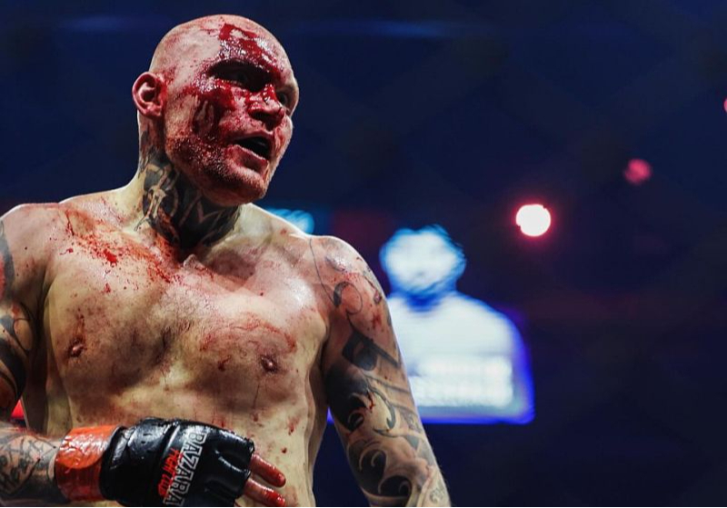 Ričards Bolotņiks darbībā – izskatās trakāk, nekā bija realitātē, un brūces dēļ cīņu nevajadzēja apturēt.