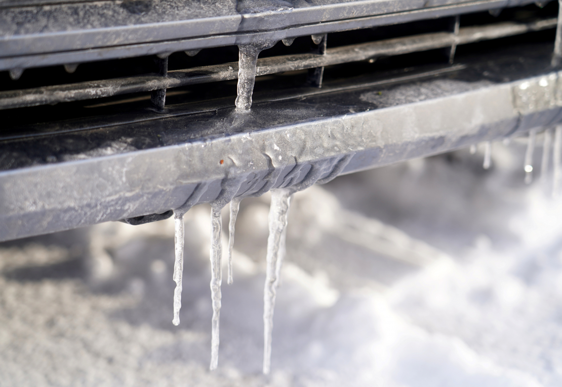 Sals. Lāstekas pie automašīnas.