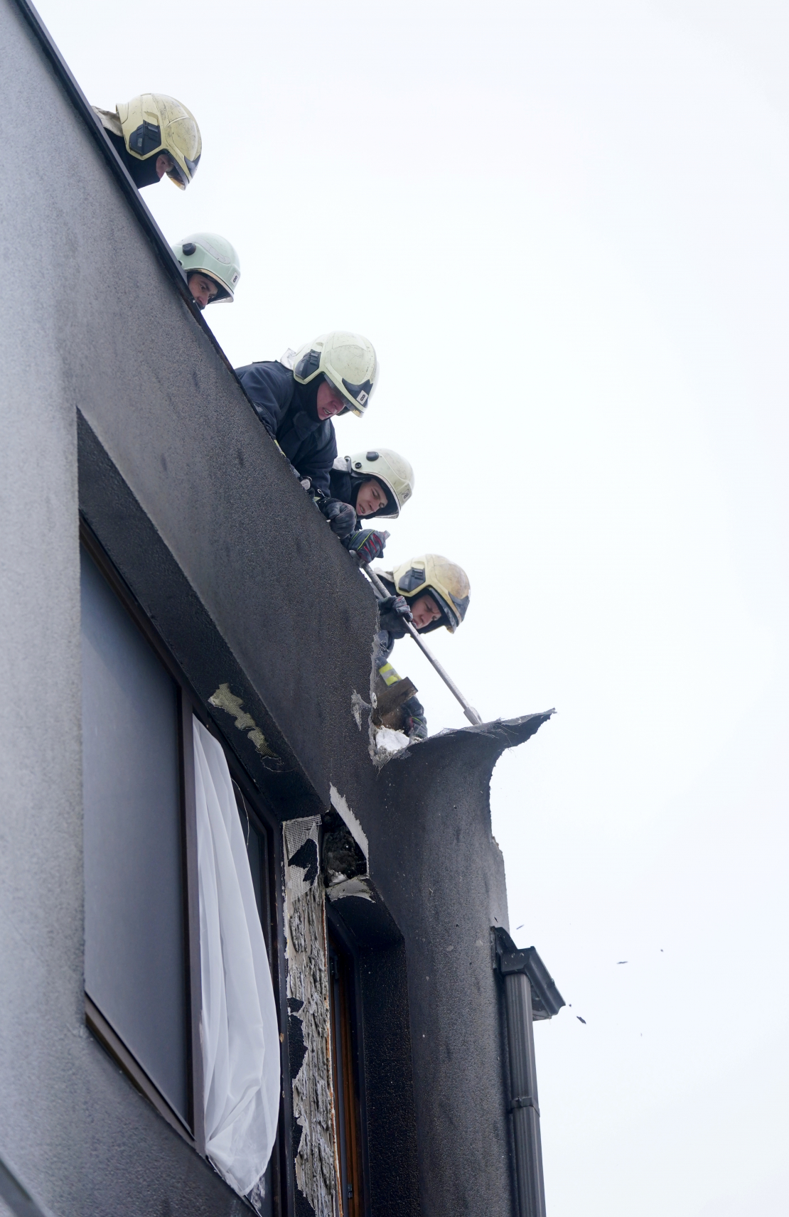 VUGD strādā sadegušajā mājā Jaunlazdu ielā 5.