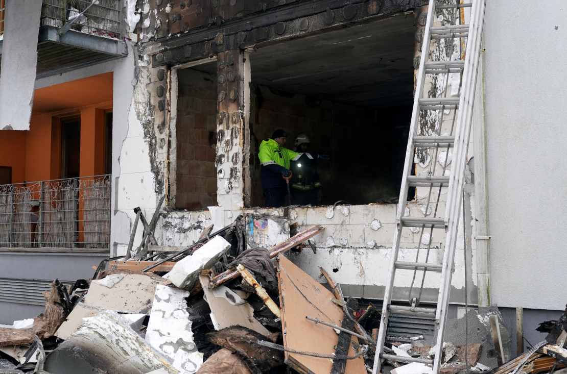 VUGD strādā sadegušajā mājā Jaunlazdu ielā 5.